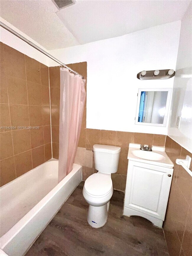 Building Photo - 501 SW 6th Ct