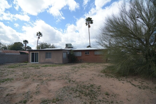 Building Photo - Charming 3 Bedroom 2 Bath Home! Central Tu...
