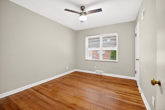 Building Photo - Duplex Alone