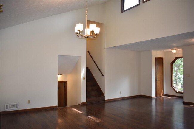 Building Photo - 2811 Pine Cone Ln