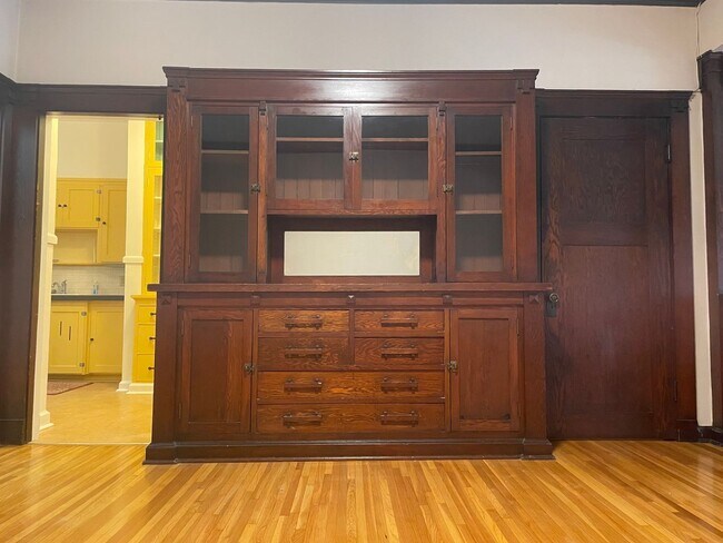 Building Photo - 508 S Cedar St