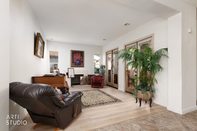 Building Photo - Beautiful home located in the gated commun...