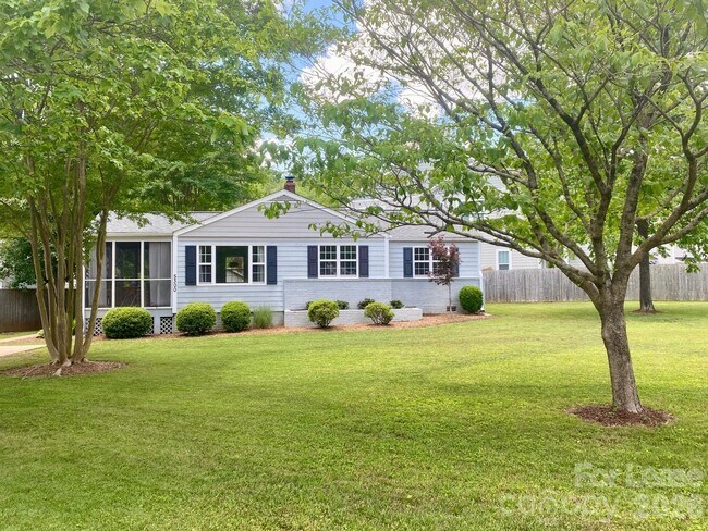 Building Photo - 5300 Buckingham Dr