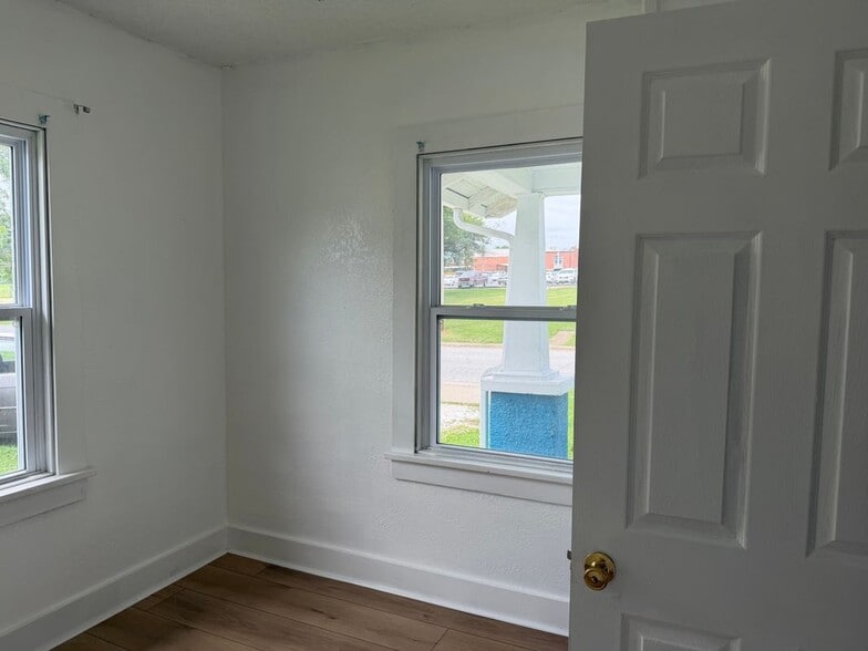 Building Photo - 308 S Lillian Ave