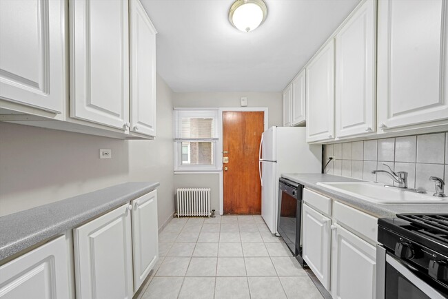 Building Photo - Spacious First Floor 2-Bedroom Close to St...