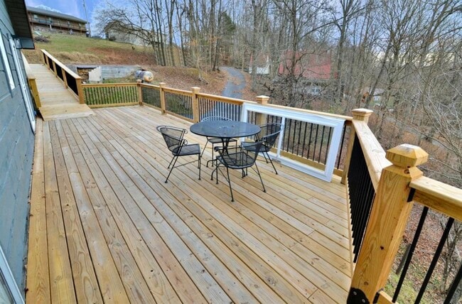 Building Photo - 73 Willow Tree Cir