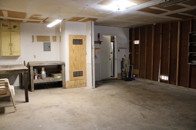 Building Photo - 4-BEDROOM NEAR THE MEDICAL CENTER!