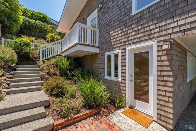 Building Photo - 125 Bayview Ave