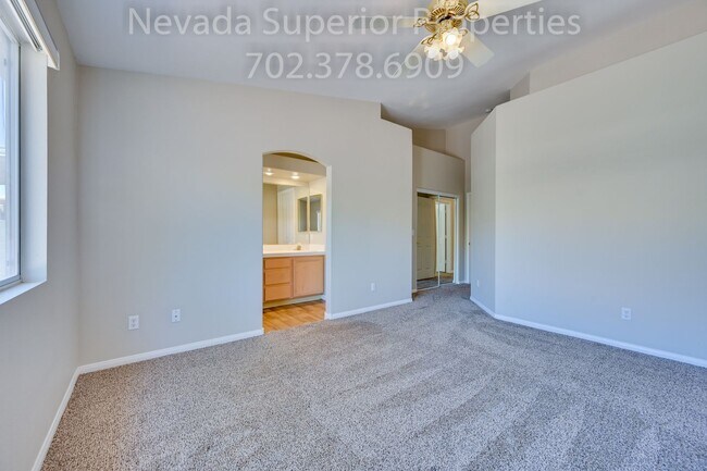 Building Photo - SE Single Story 3 Bedroom Home!!! Low Main...