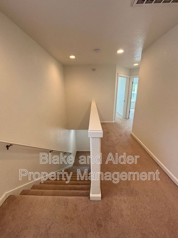 Building Photo - 347 Norway St NE