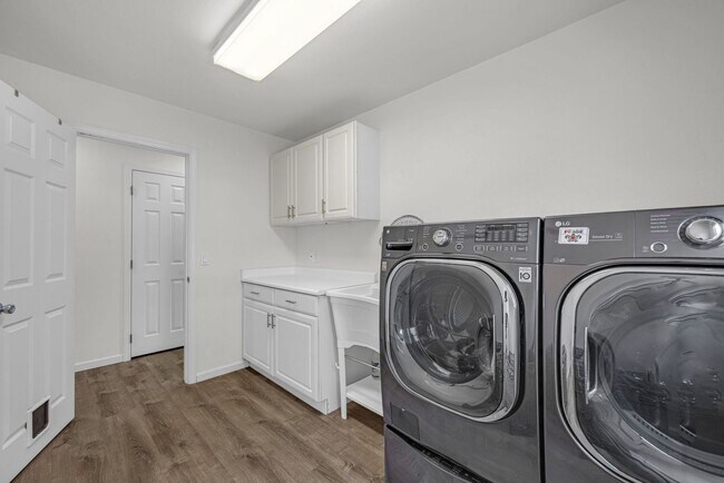 Building Photo - Newly Renovated Furnished 3BR/1BA Downstairs Unit with Pool Access in South Kihei