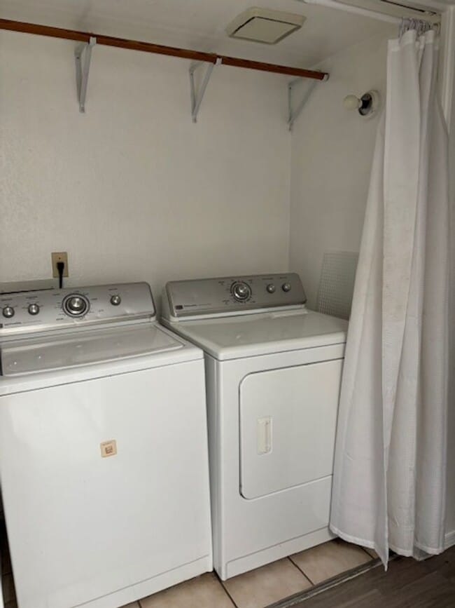 Building Photo - 1 BEDROOM 1 BATH WITH 1 CAR GARAGE ATTACHED IN NICE COMMUNITY GLENDALE