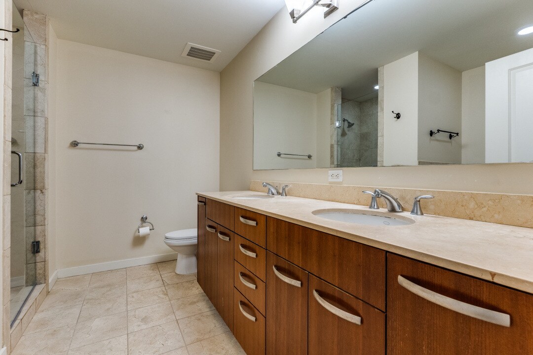 marble bath with double sinks - 1200 Main St