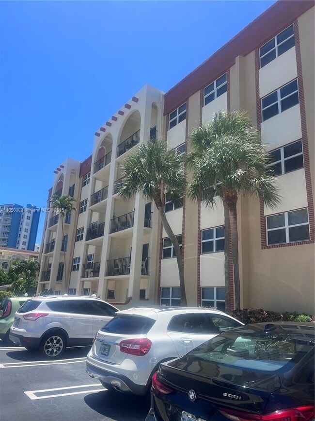 Building Photo - 400 N Riverside Dr