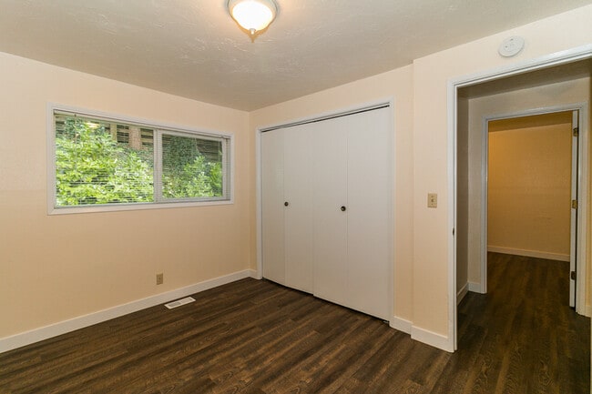 Building Photo - 3-Bedroom, 2-Bath Duplex - Amazing Views o...