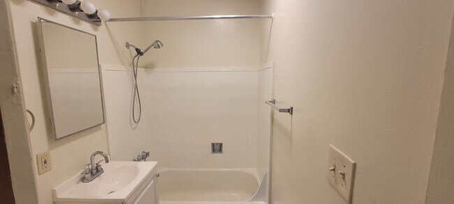 Building Photo - This is a great 1-bdr right in the heart o...