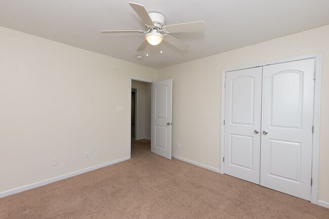 Building Photo - 3 Bedrooms and a bonus room in Richlands (Will include lawn service with increased rents)