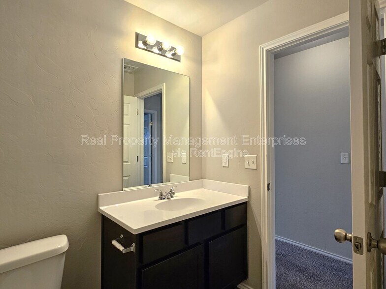 Building Photo - 319 Waterside Dr