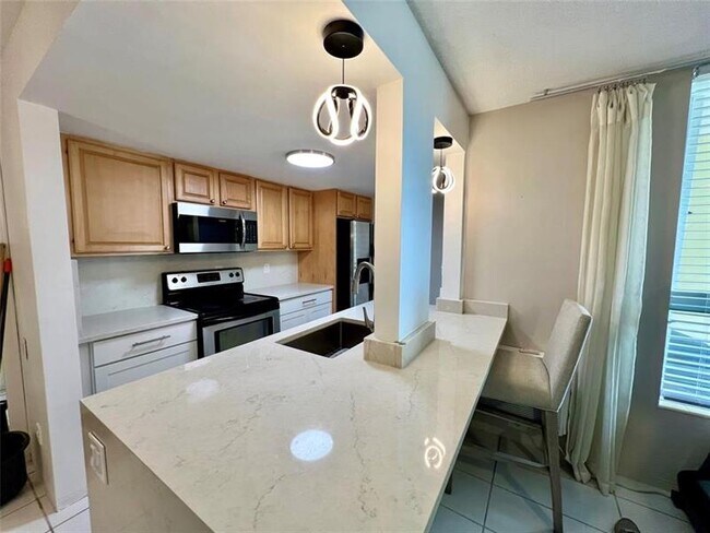 Building Photo - 2840 NE 33rd Ct