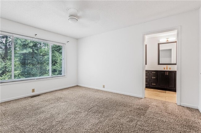 Building Photo - 1016 Muirfield Dr NE