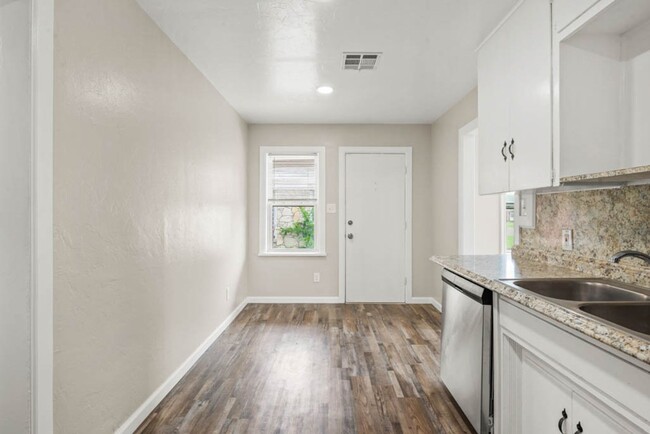 Building Photo - Babb Dr Duplex