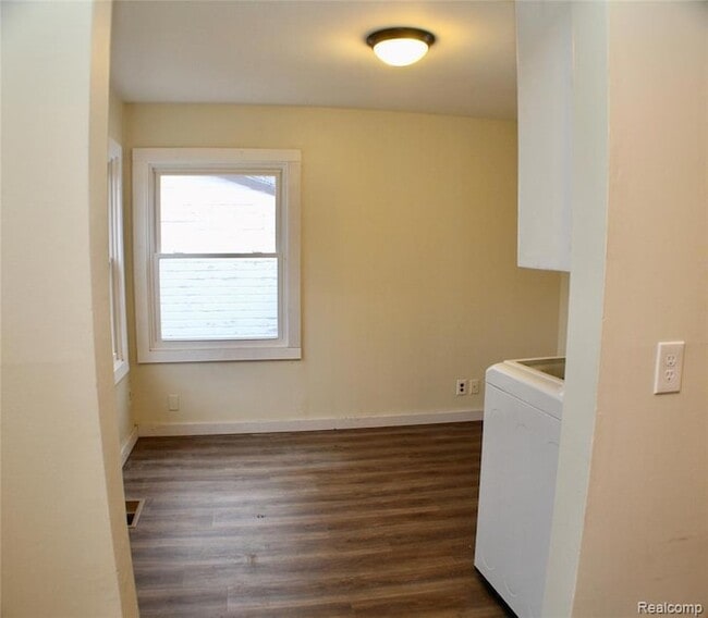 Building Photo - 2099 Van Courtland Ave