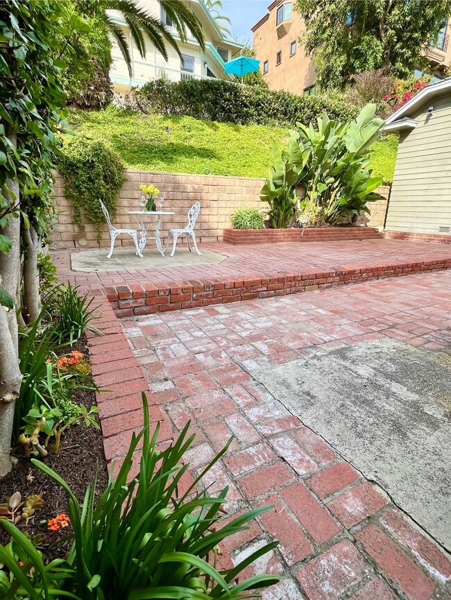 Building Photo - Quintessential Ventura 1 bed rear unit with LARGE, PRIVATE, BEAUTIFUL OUTDOOR LIVING AREA