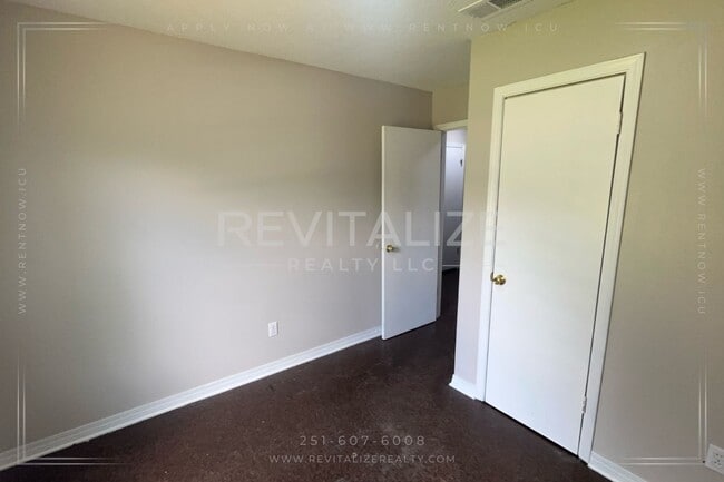 Building Photo - 3 Bed 2 Bath with Large Yard