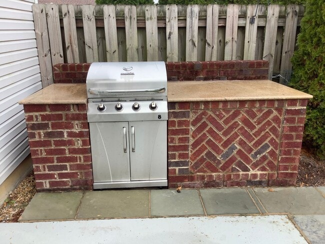 Building Photo - Bellevue - 3 bedrooms - 2 1/2 baths home