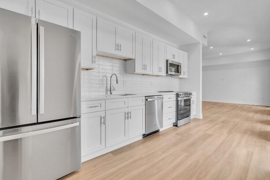 Primary Photo - 55 Linden St