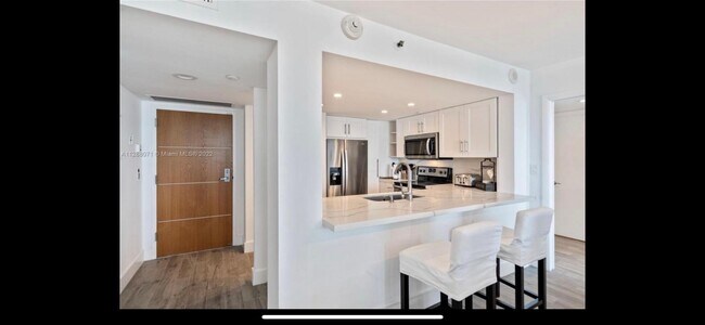 Building Photo - 400 S Pointe Dr