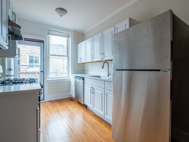 Building Photo - 7371 N Damen Ave