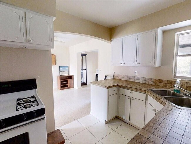 Building Photo - 2 Bed 1 Bath Pet Friendly with Fenced Yard...