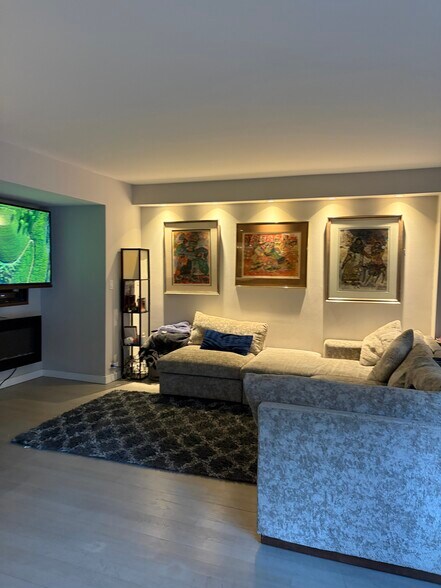 Building Photo - 129 E Bellevue Pl