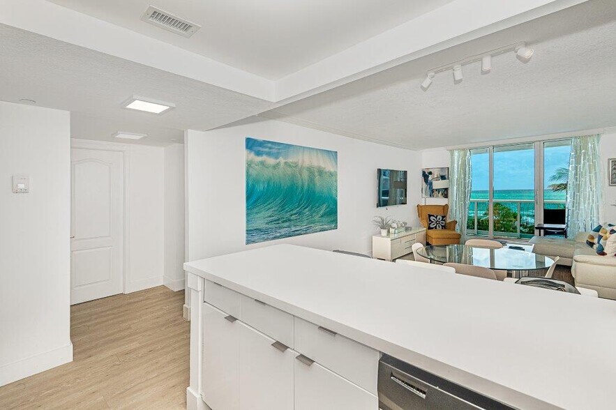 Building Photo - 2301 Collins Ave