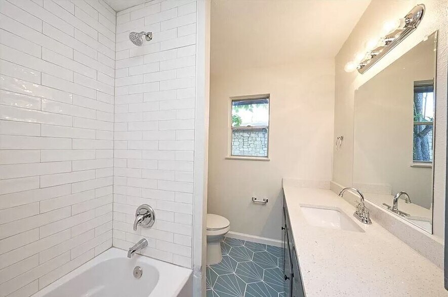Bathroom - 4400 Shallowbrook Trl