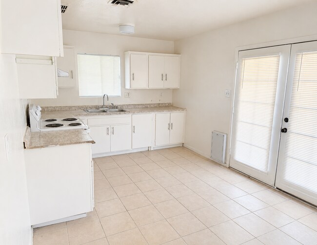 Building Photo - 3091 S Del Mar Ave