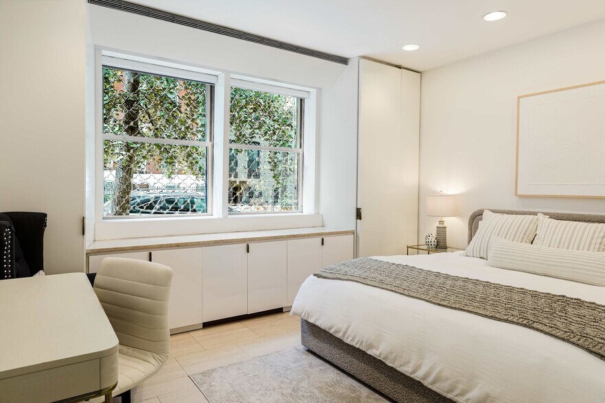 Building Photo - 323 E 51st St