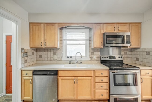 Building Photo - Charming 2-Bedroom Home with Bonus Space &...