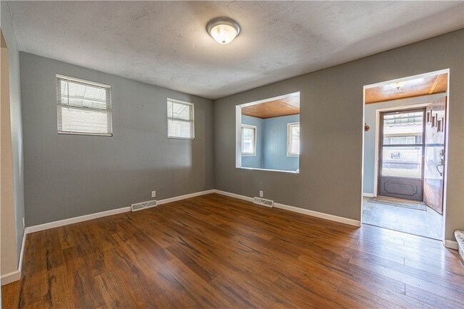 Building Photo - 302 Bridge St