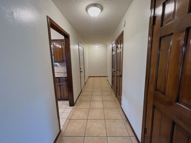 Building Photo - CHARMING 3 BED IN EDMOND!