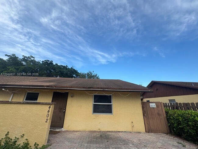 Building Photo - 4402 NW 5th Ave