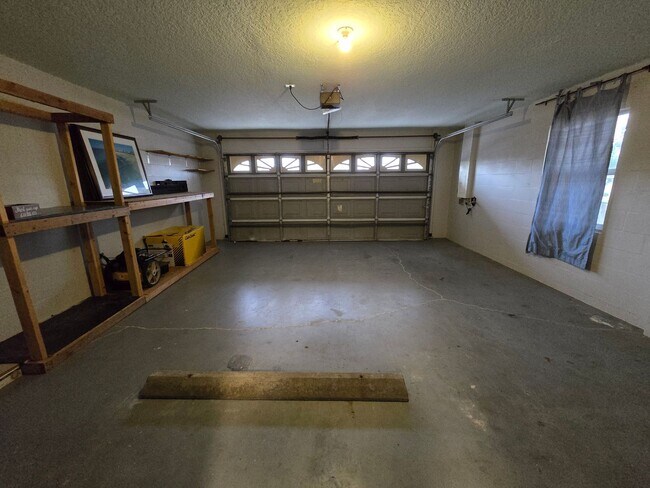 Building Photo - Remodeled 2 bed/ 2 bath/ 2 car garage ~ Annual Rental in Sarasota ~