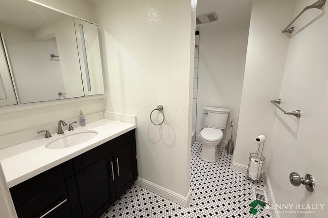 Building Photo - Bright 2 Bedroom, 1.5 Bathroom Home with O...