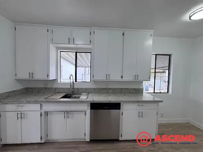 Building Photo - Charming 3-Bedroom Home with Gardener & Pest Control Included – Small Pets Welcome