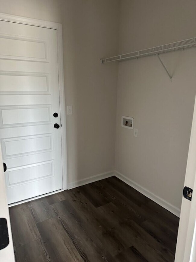 Building Photo - FOR RENT