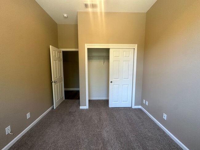 Building Photo - 9456 Vintner Cir