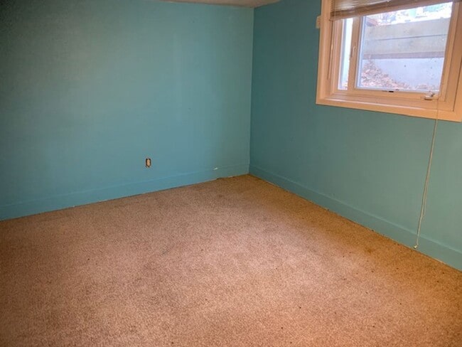 Building Photo - 4 Bed, 1 3/4 bath home on Pioneer Hill next to a park