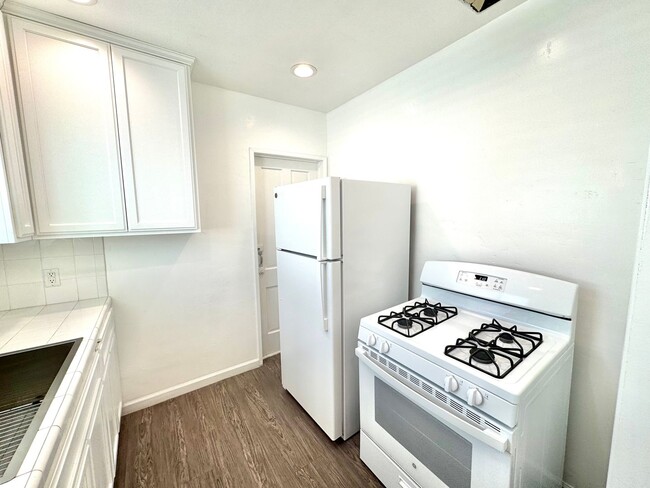 Building Photo - An apartment with character! Hardwood floors, built-ins - TOP FLOOR - 1 Bed / 1 Bath!