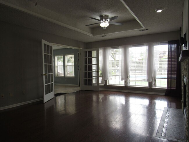Building Photo - contact Peggy 501 676 1758